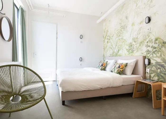 Pink Flamingo Boutique * האג