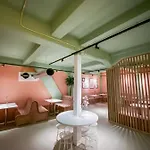 Pink Flamingo Boutique 헤이그